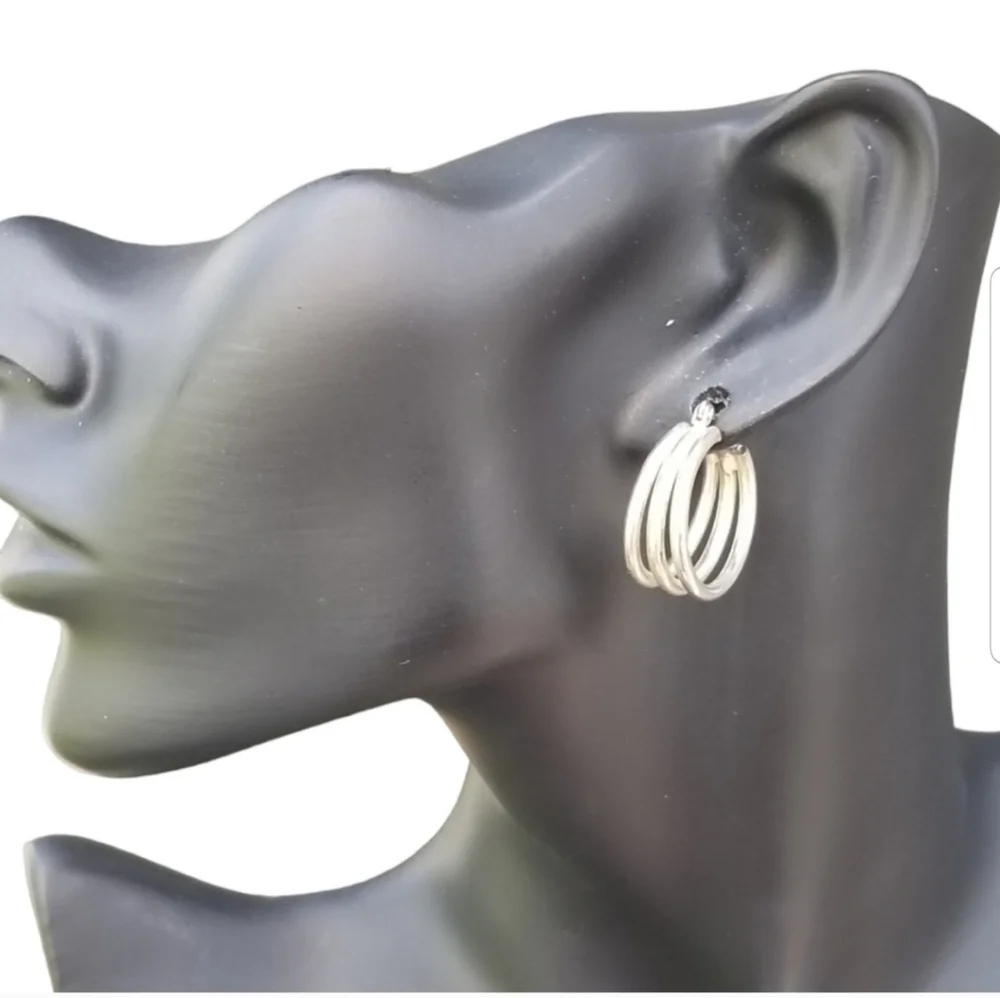 NEW YORK & COMPANY NWT SILVERTONED TRIPLE HOOP EARRINGS